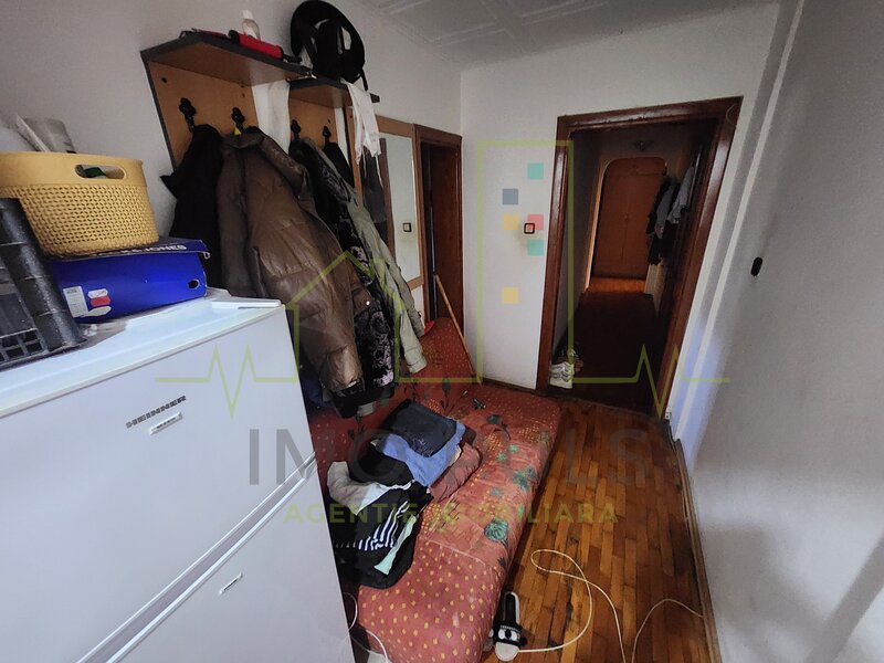 Timisoara Cetatii. Etaj 1. Centrala proprie. 4 camere transformat in 3 camere decomandat